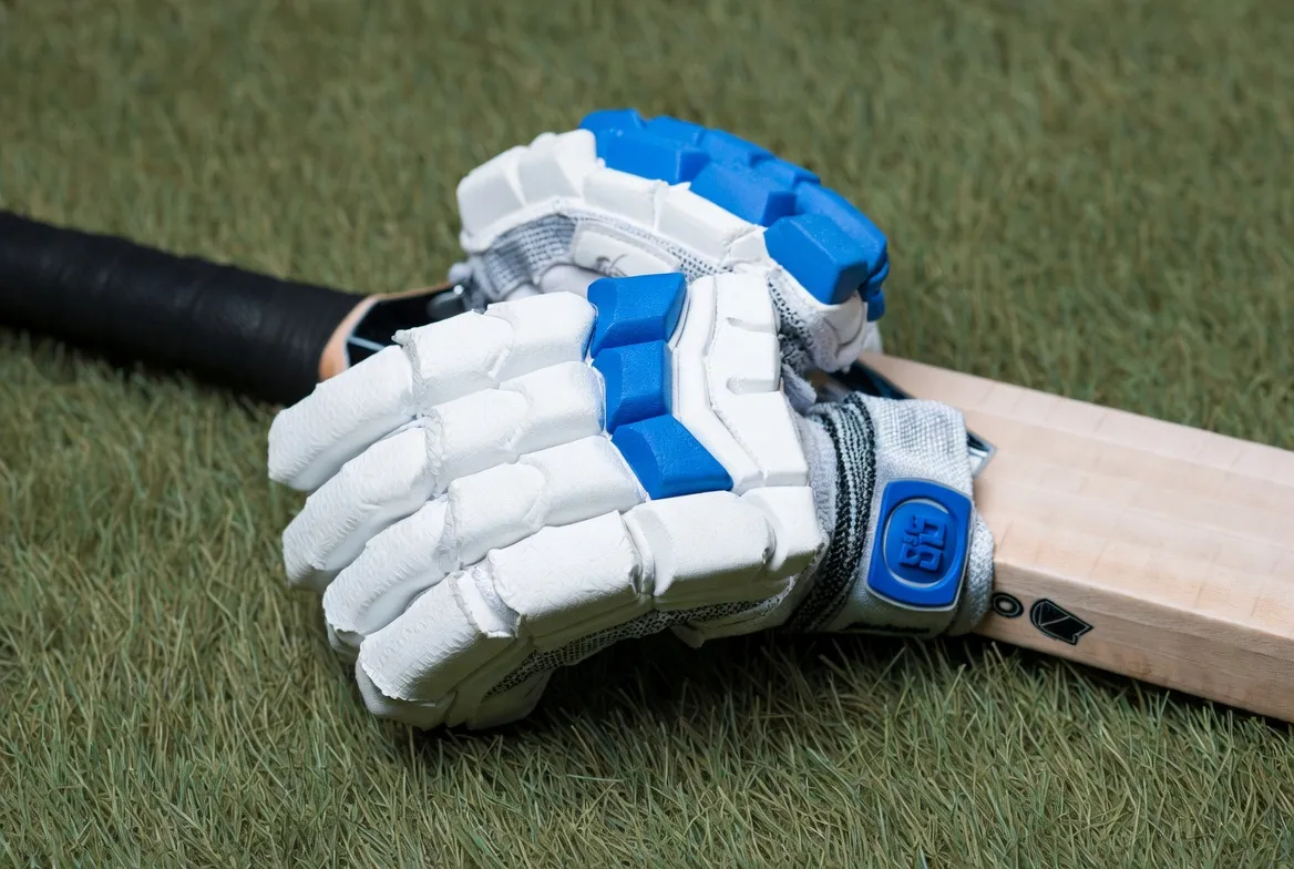 5 Best Cricket Batting Gloves in 2026 (Leather, Club & Junior)